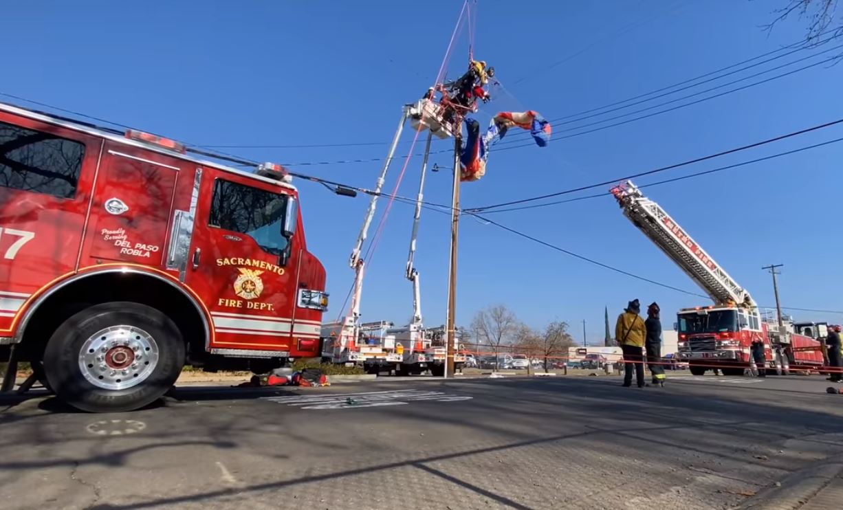 ¡Jo, Jo, Jo! Bomberos rescatan a Santa Claus al quedar atrapado en cables de alta tensión