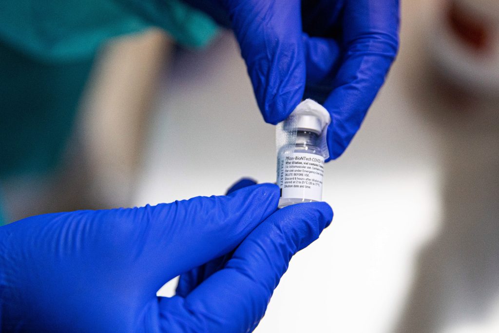 ¿Cuáles son los efectos secundarios? 6 datos que tienes que conocer sobre la vacuna contra el coronavirus