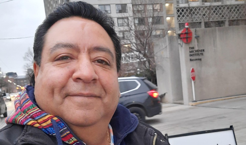 Guatemalteco es de los primeros en recibir vacuna contra el coronavirus en Canadá