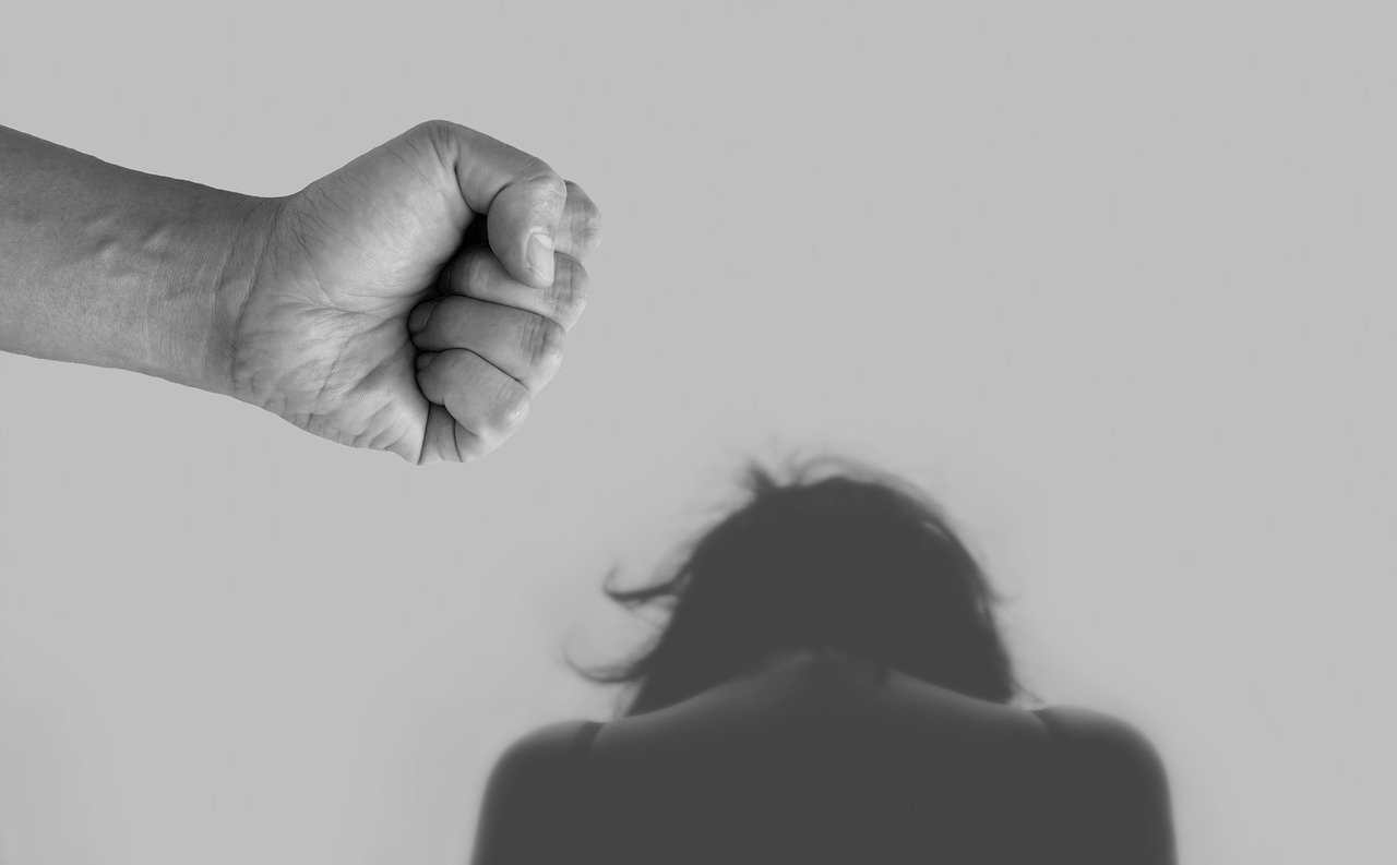 Hombre se suicida tras matar a su esposa frente a los dos hijos del matrimonio