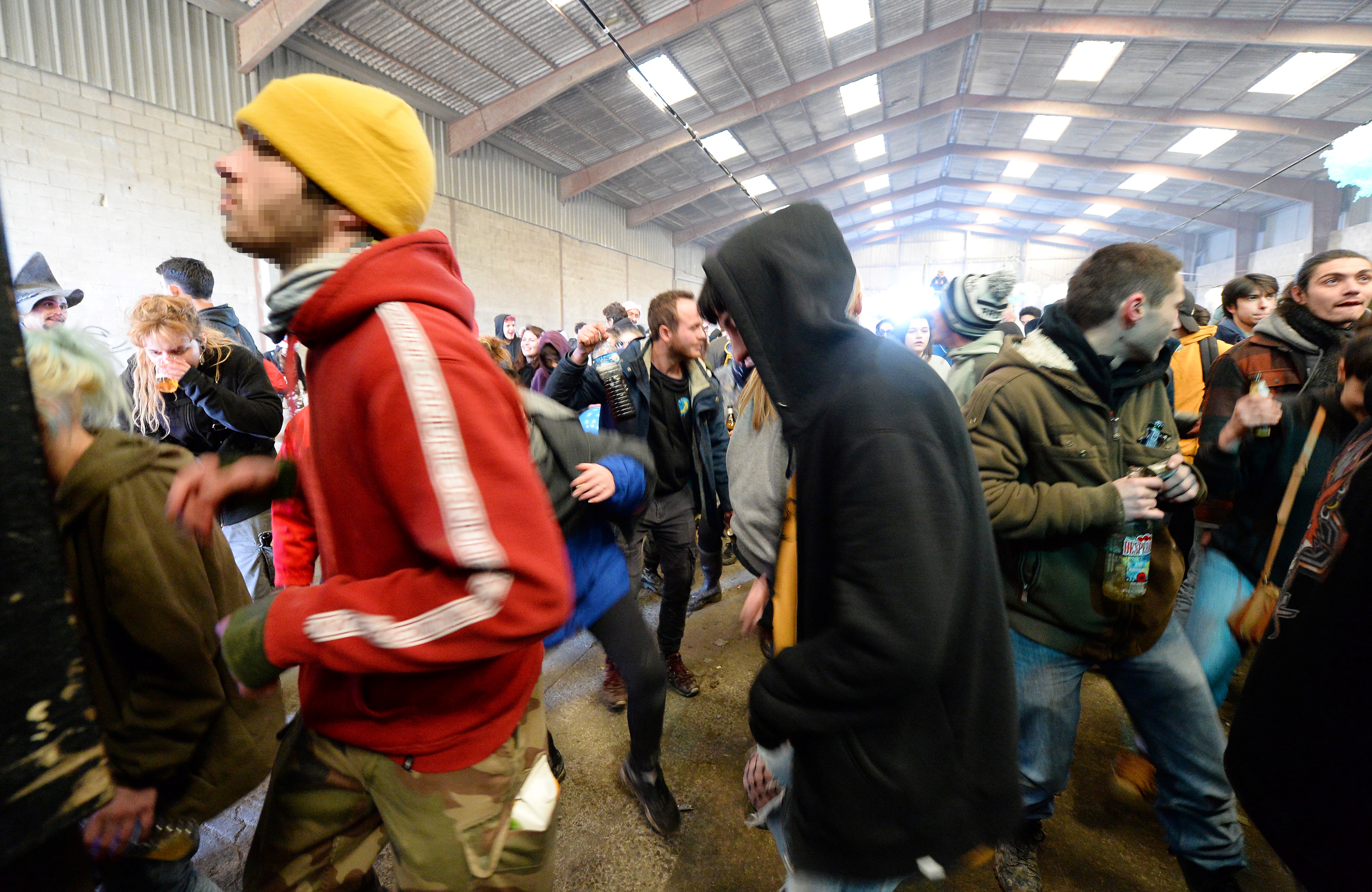 Alarma en Francia tras una fiesta clandestina con más de 2 mil 500 asistentes