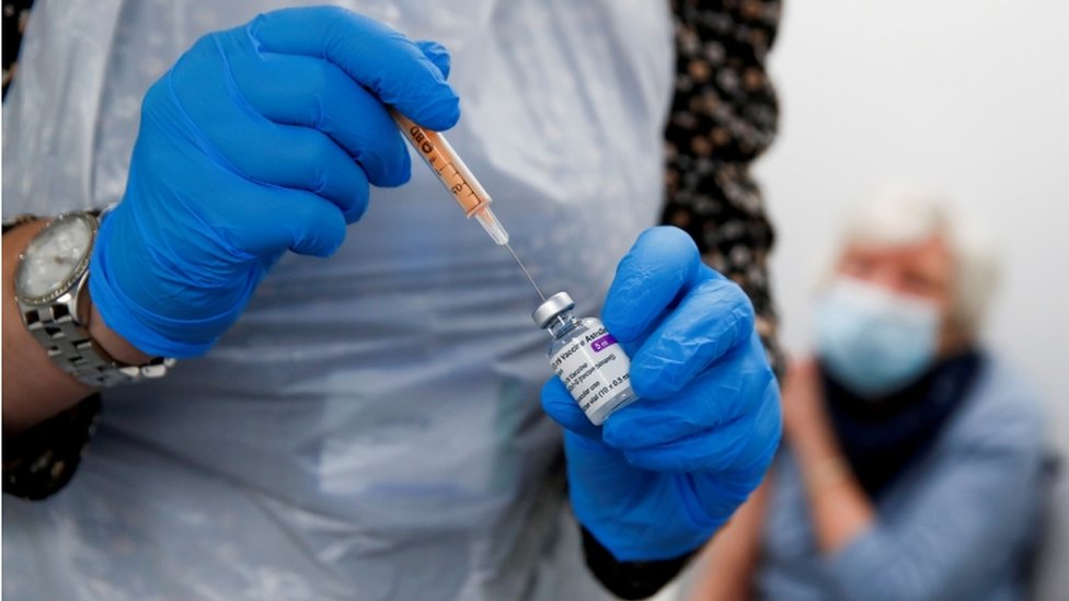 Vacuna de AstraZeneca: 6 claves de la tensa disputa de la farmacéutica con la Unión Europea por la falta de dosis “prometidas”