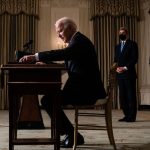 Presidente Joe Biden promete acelerar donación de vacunas a otros países ante el avance de la variante ómicron