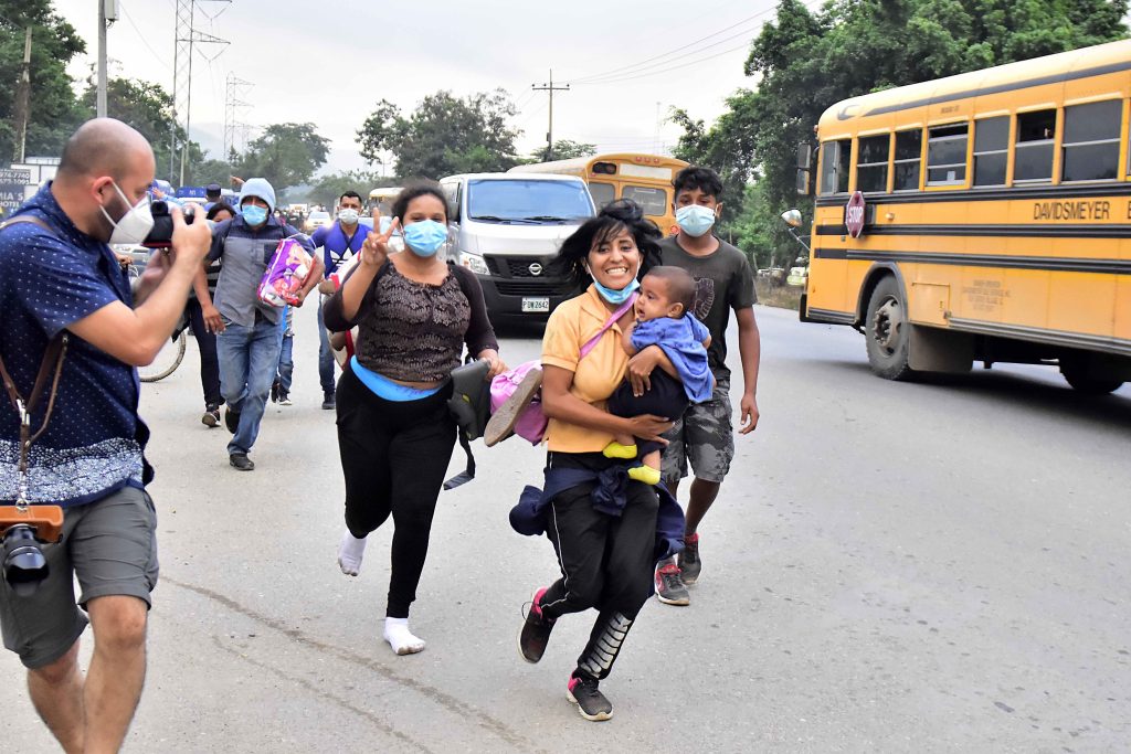 “Promueven riesgo y promesas falsas”: capturan a salvadoreños acusados de organizar caravanas de migrantes