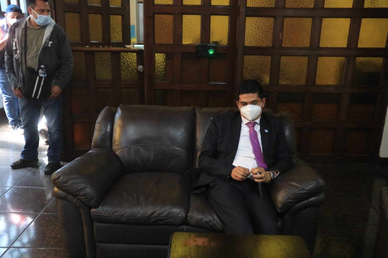 Mynor Moto llega de nuevo a la CC para tomar posesión como magistrado titular, pero no lo logra