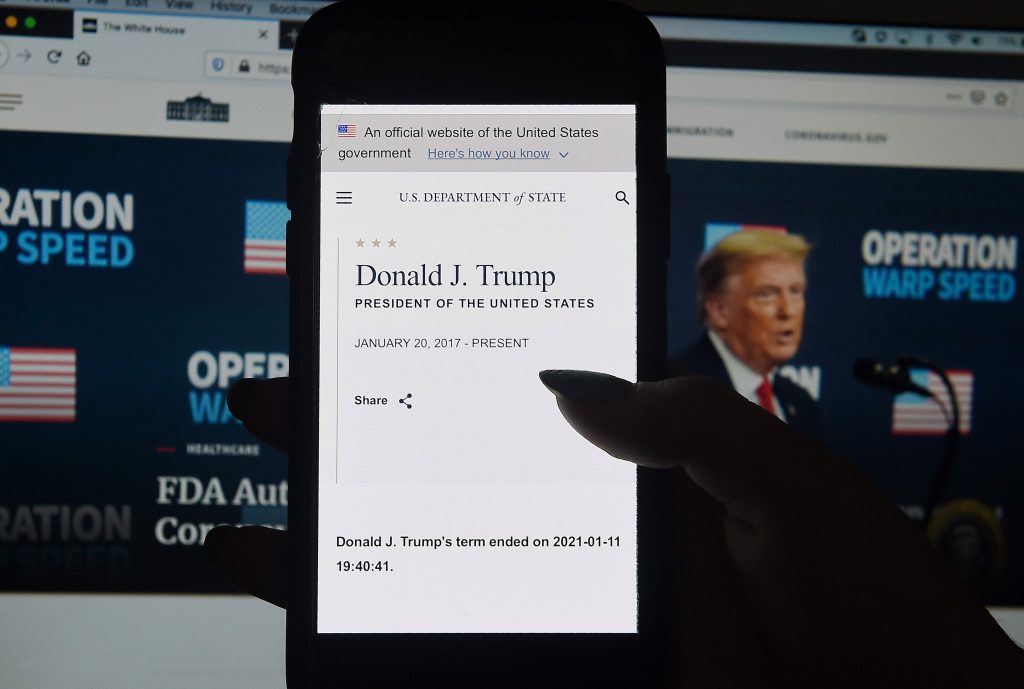 Por qué un anuncio del fin del mandato de Trump en una web oficial creó confusión