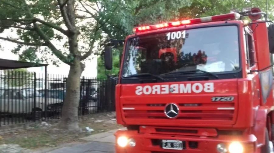 Dramáticos rescates en Argentina: bomberos salvaron a dos vecinos afectados por una falla en ascensores