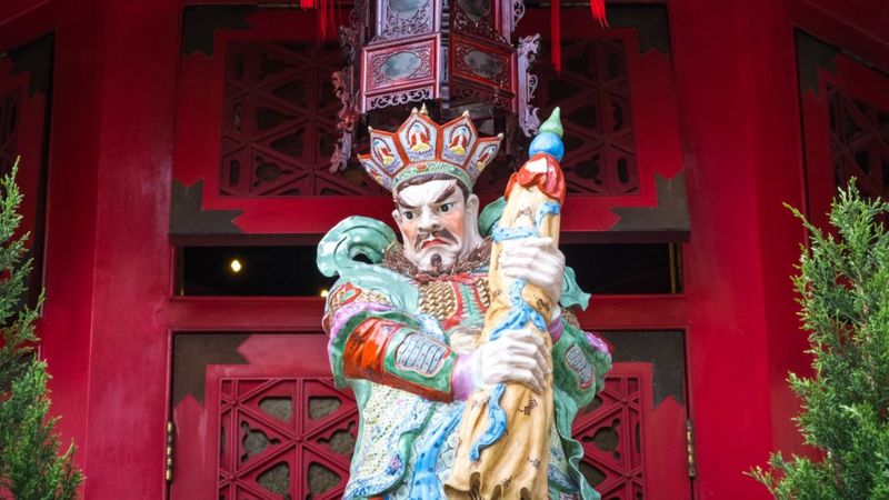 Muchos en Hong Kong acuden a los templos en busca de maestros que puedan ayudarlos con sus predicciones. GETTY IMAGES