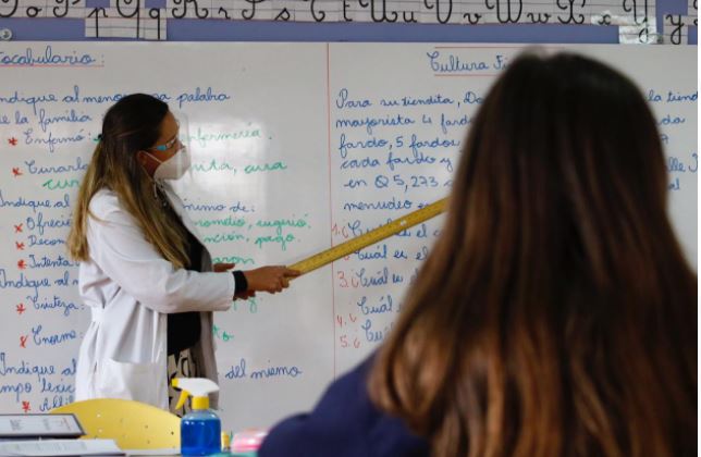 En imágenes: estudiantes retornan a centros educativos o continúan con su estudio de forma virtual