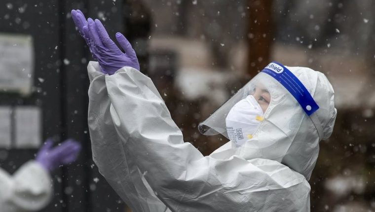 Por qué algunos países están luchando contra la pandemia con más éxito que otros
