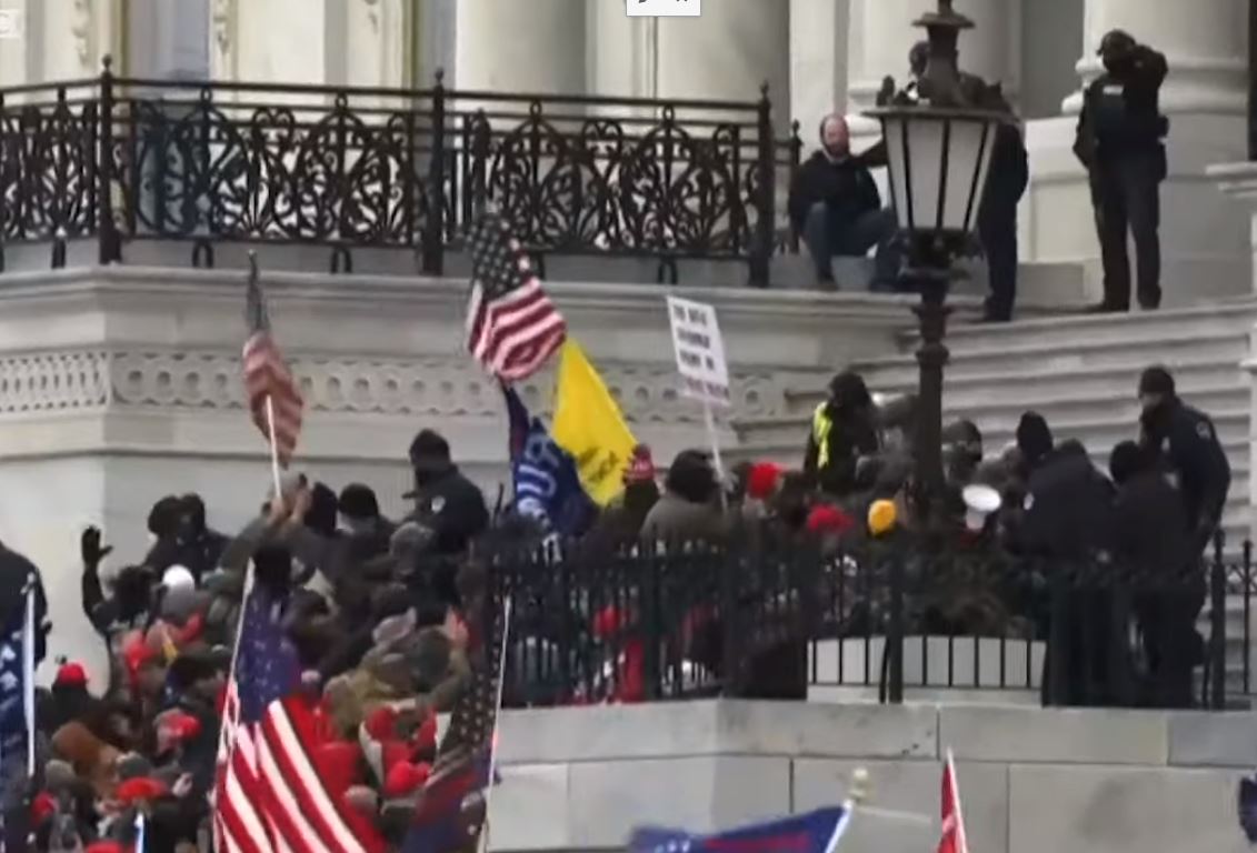 Enmienda 25 o “impeachment”: ¿puede Trump ser destituido tras el violento asalto al Capitolio?