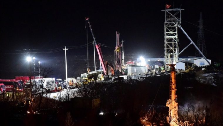 “No dejen de intentar rescatarnos”: la desesperada situación de 12 mineros atrapados en una mina de oro en China