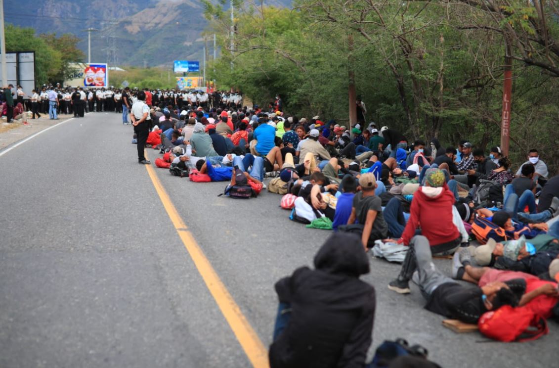 Migrantes hondureños permanecen en Vado Hondo, Chiquimula y autoridades refuerzan puestos de control