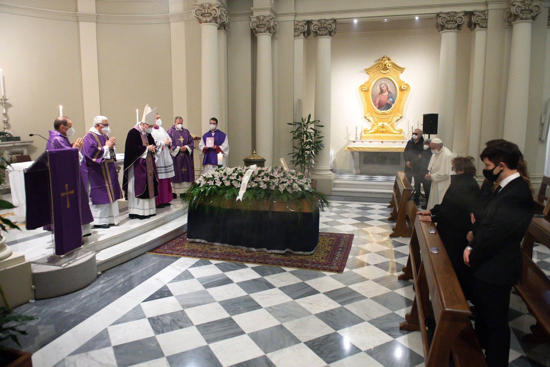 El papa Francisco asiste al funeral de su médico personal, víctima del coronavirus
