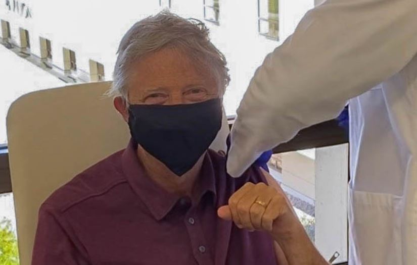 Vacuna contra el coronavirus: Bill Gates recibe la primera dosis y esta fue su reacción