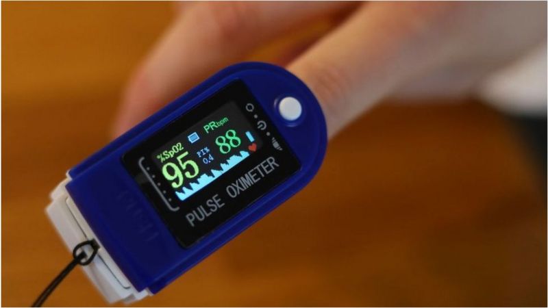 Así funciona un oxímetro, el aparato de US$20 que está ayudando a salvar vidas en la pandemia del coronavirus