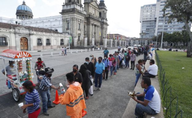 En imágenes: Reyes Magos comparten obsequios con niños y adultos