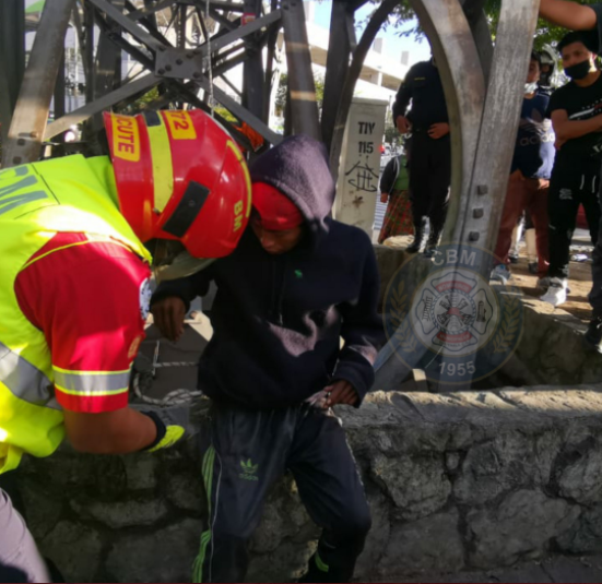Bomberos rescatan a hombre que escaló la Torre del Reformador