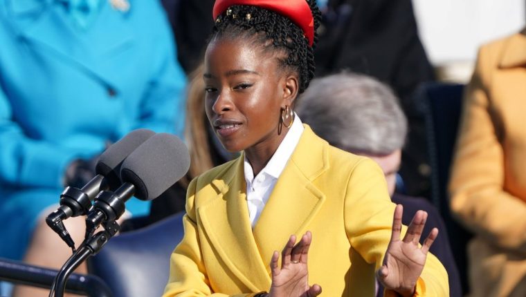 Toma de posesión de Joe Biden: quién es Amanda Gorman, la poeta de 22 años que conmovió al público en la ceremonia