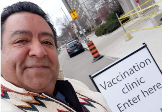 Guatemalteco Edwin Quezada recibe su segunda dosis contra el coronavirus en Canadá y así reacciona