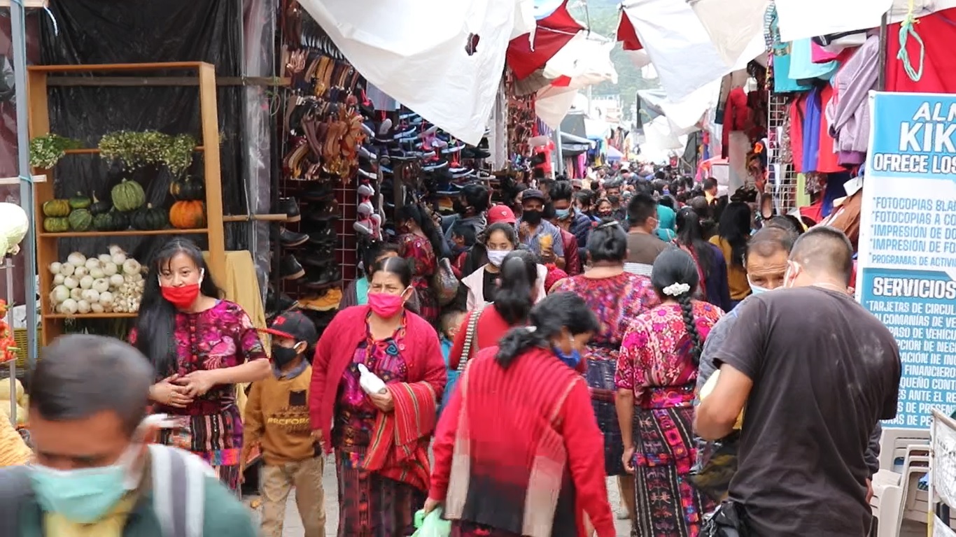 “Es un desorden total”: Comunidades de Chichicastenango desafían al coronavirus y ya no usarán mascarillas