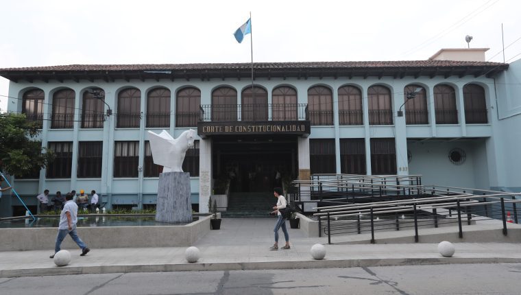 Magistrados del TSE presentan amparos para suspender proceso de antejuicio en su contra