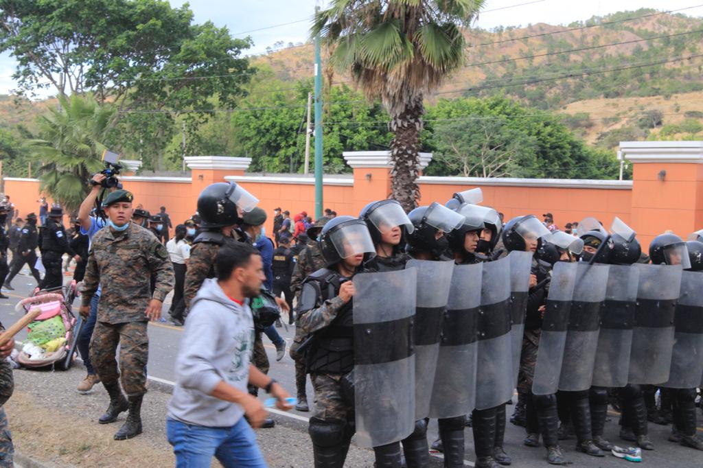 Tensión en el kilómetro 177 de la ruta al Atlántico: Ejército enfrenta y detiene avance de hondureños