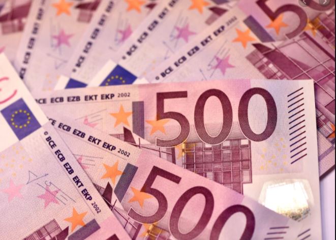 Mujer devuelve 200 euros que se encontró y así la recompensó “el karma” en España