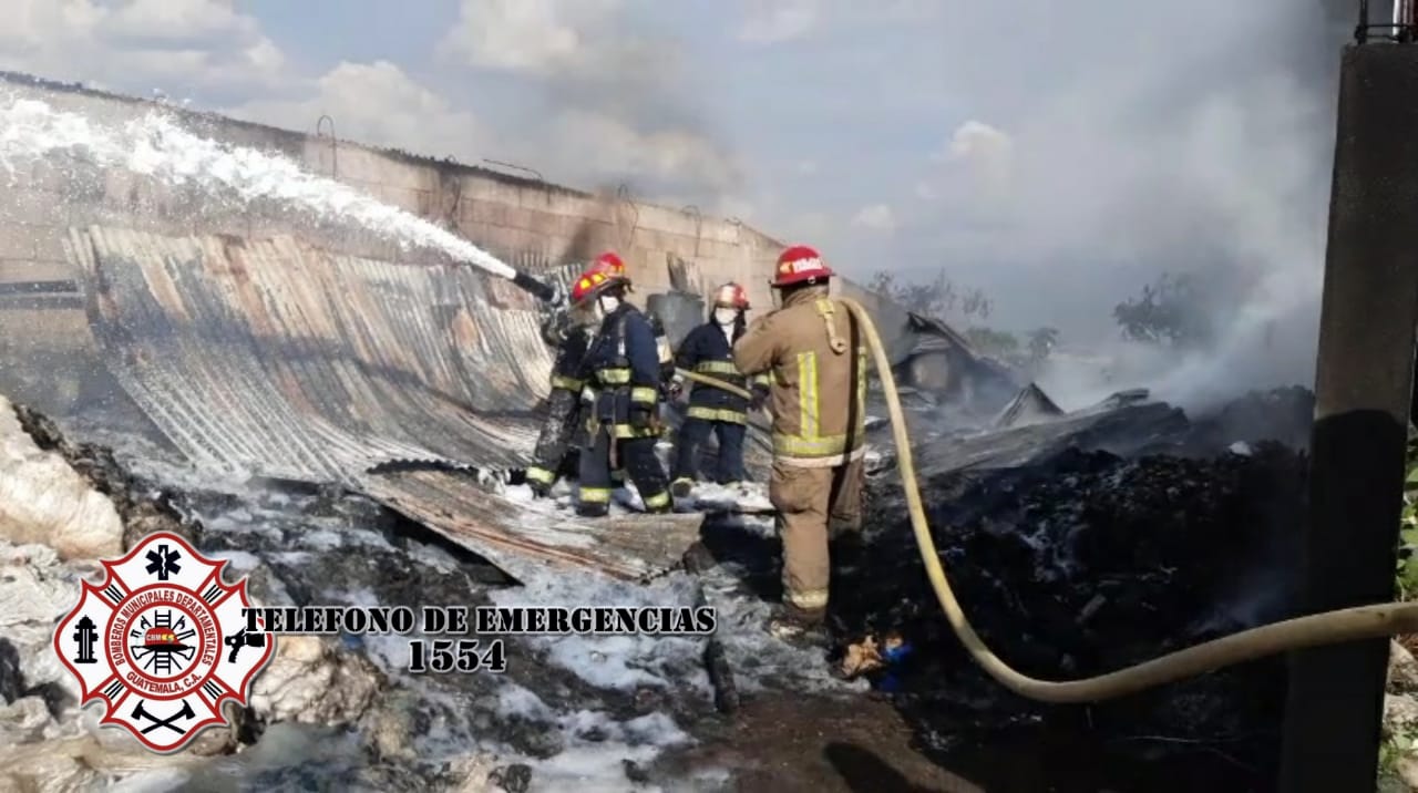 Incendio arrasa una recicladora en Santa Isabel 1, Villa Nueva