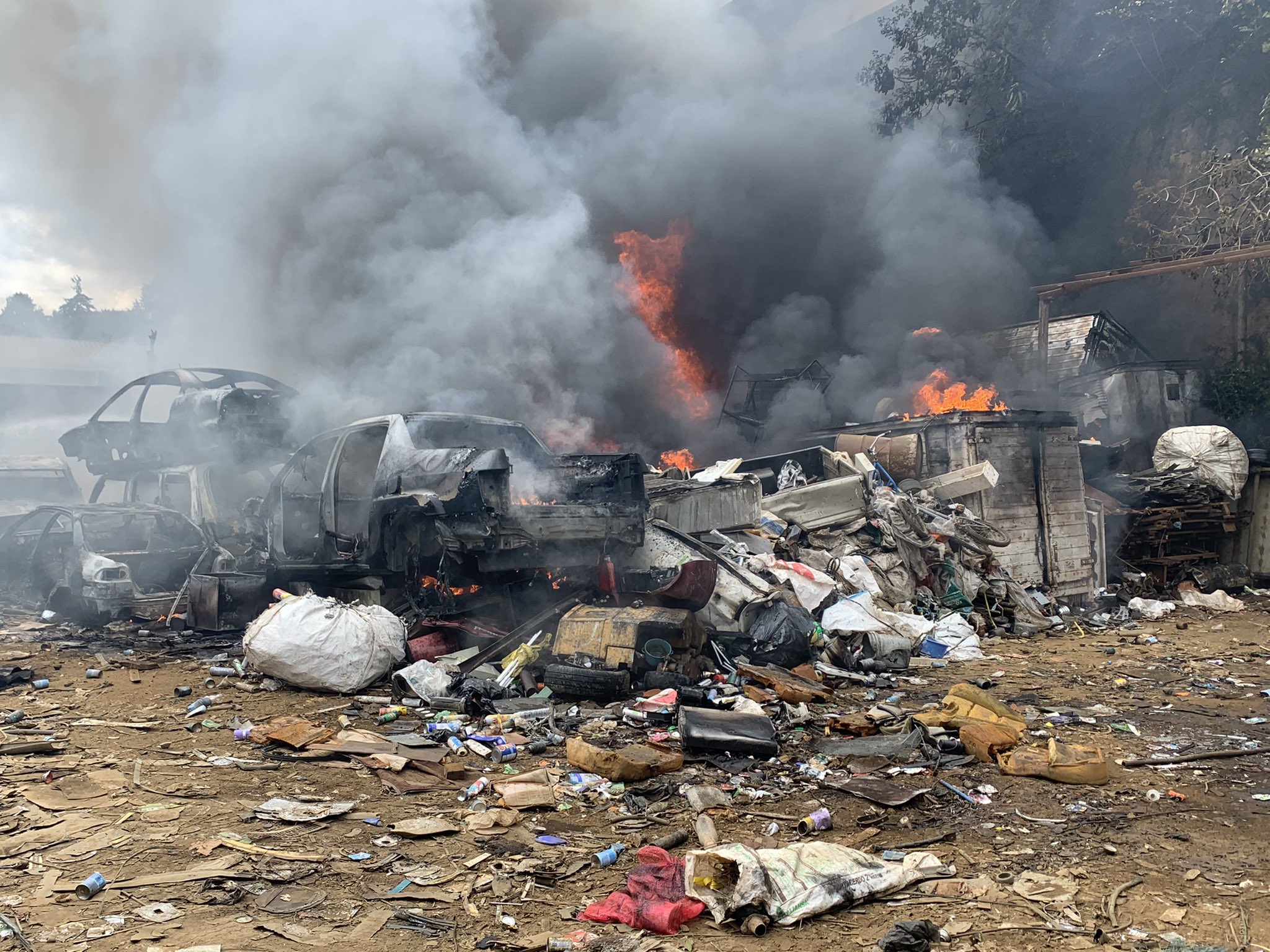 VIDEOS | Emergencia en Mixco: incendio consume chatarrera en la zona 6