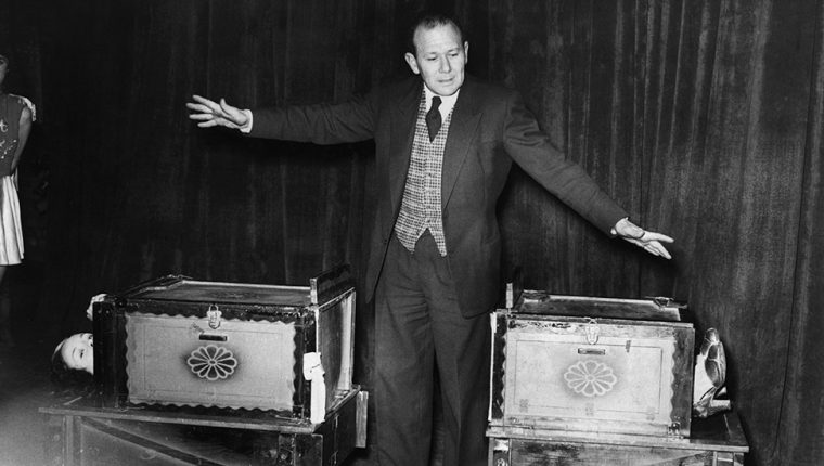 Cómo surgió hace 100 años el truco de la mujer cortada en dos, uno de los actos de magia más famosos de la historia