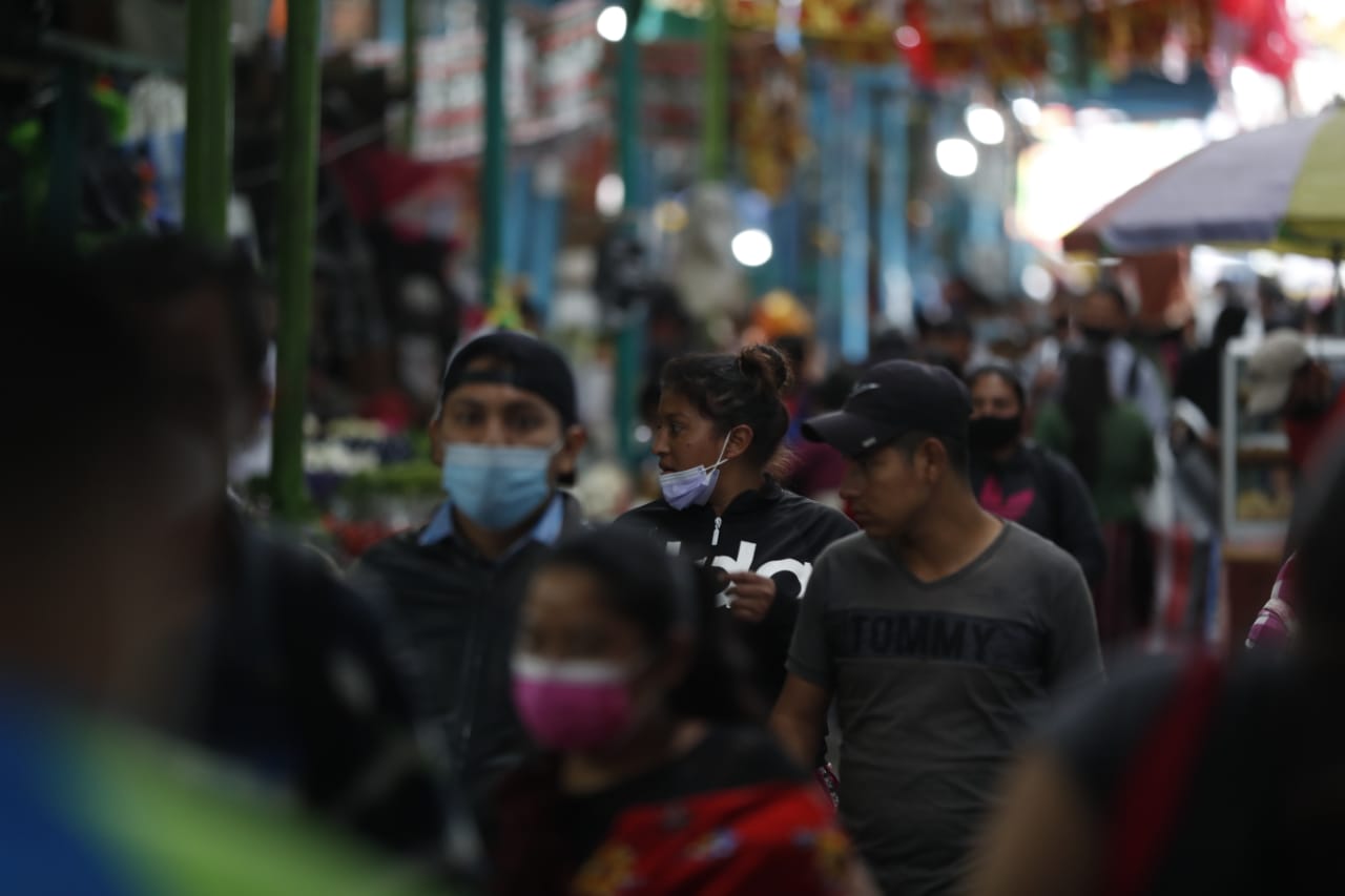 En imágenes: un día de compras sin mascarilla y en pleno aumento de casos de covid-19