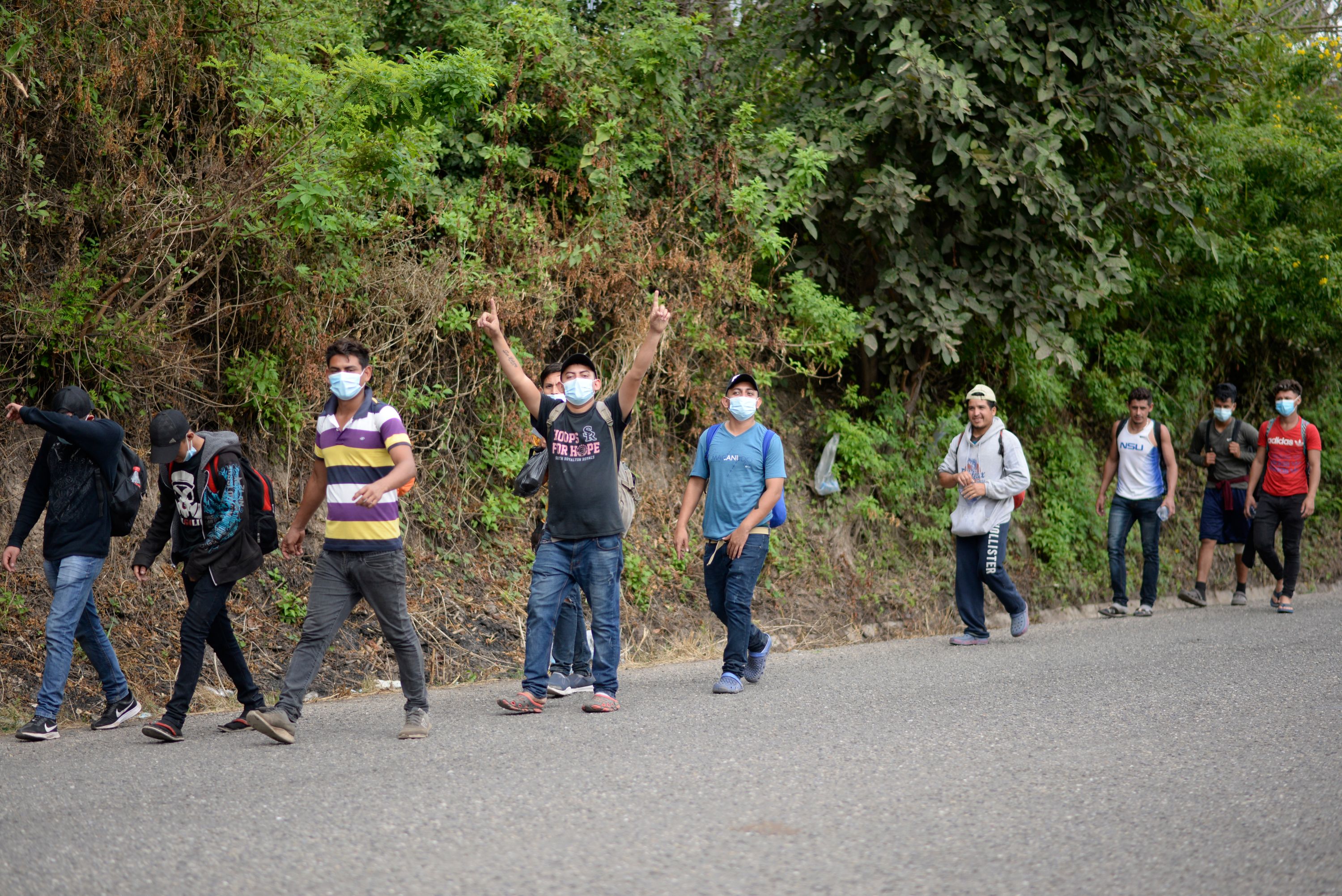 Guatemala le pide a Honduras que detenga la salida masiva de su población