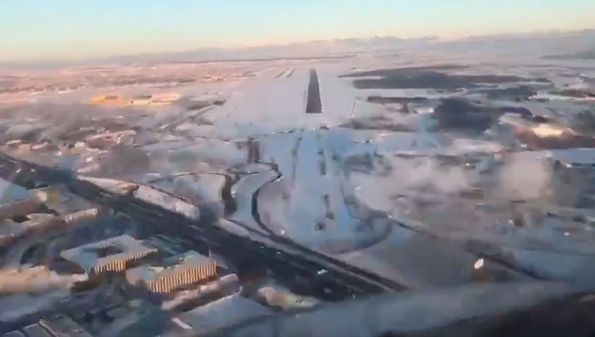 Blanco aterrizaje: Video muestra el alucinante momento en el que un avión toca tierra en Madrid, rodeado de nieve