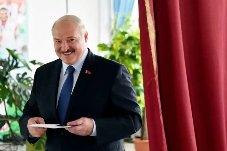 El presidente de Bielorrusia asegura que la pandemia del coronavirus es un “castigo de Dios”