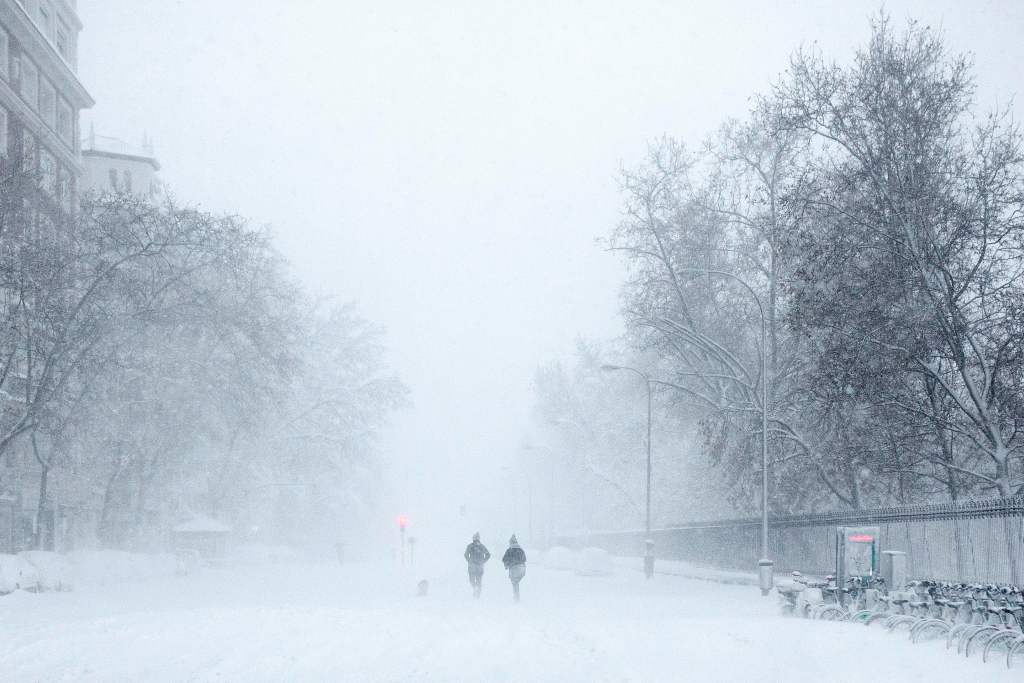 España en alerta roja por la mayor nevada en 50 años; van tres muertos