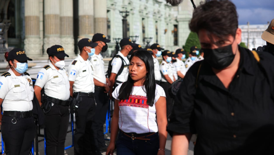 Yalitza Aparicio sigue en Guatemala con la grabación de una serie documental y camina frente al Palacio Nacional