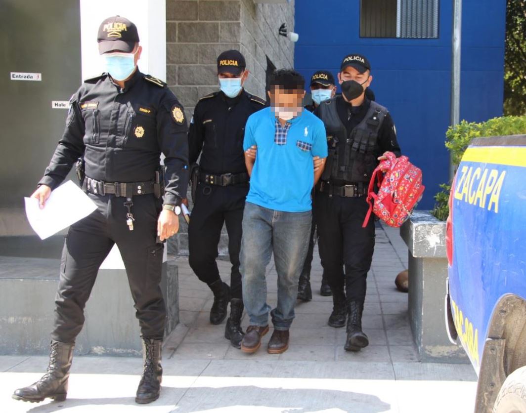 La Policía detiene a hombre que supuestamente mató a su esposa y cuñado y se llevó a los hijos tras el crimen