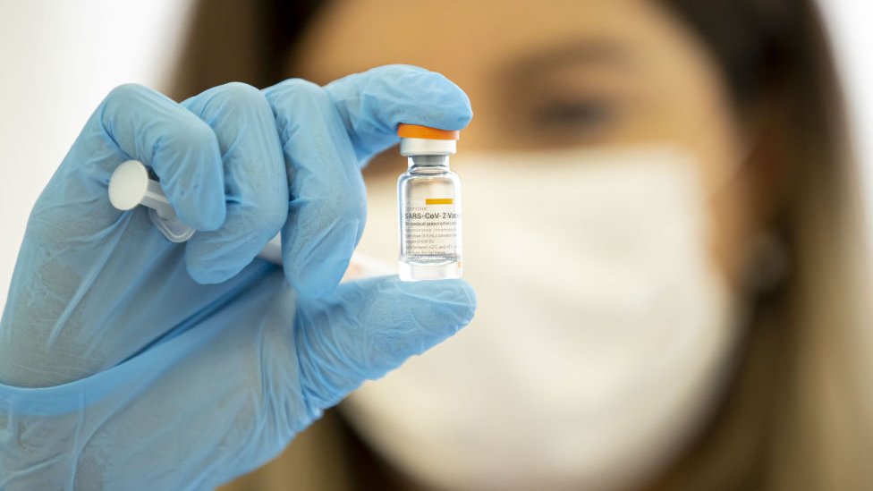Vacunas contra el coronavirus: cómo se modifican y qué tan fácil sería actualizarlas si el patógeno se vuelve resistente