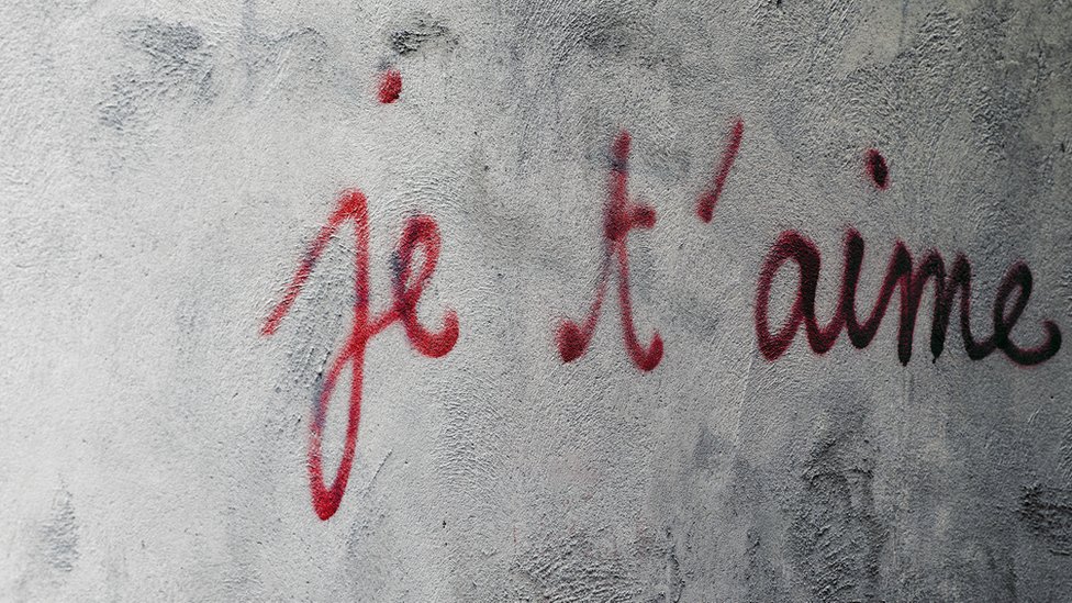 Qué hace que un idioma o acento nos suenen “sexy” (y qué dice la ciencia al respecto)