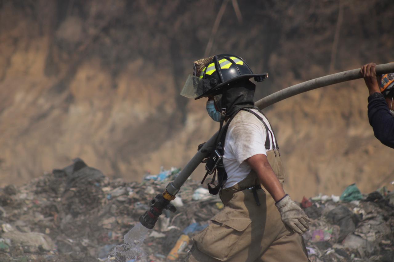 Incendio queda liquidado y mañana vuelve la actividad en basurero de Amsa