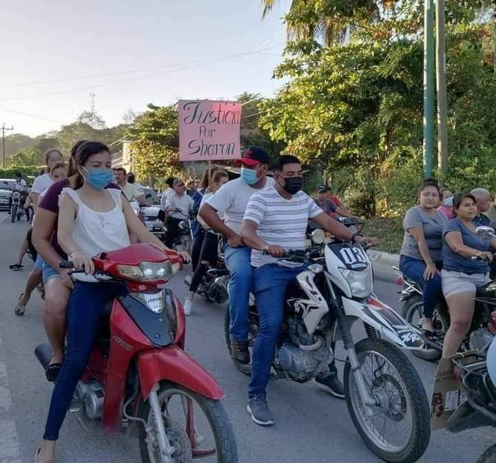 Con emotivas pancartas, caminan en Melchor de Mencos para exigir justicia por el crimen contra la niña Sharon Figueroa