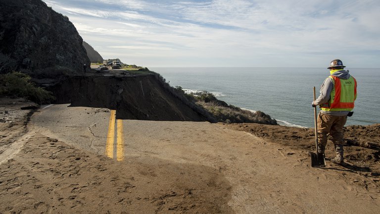 Cayó al mar: las impresionantes imágenes del colapso de la carretera 1 en California