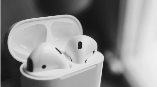 Hombre se queda dormido y se traga un AirPod que le quedó atorado en el esófago