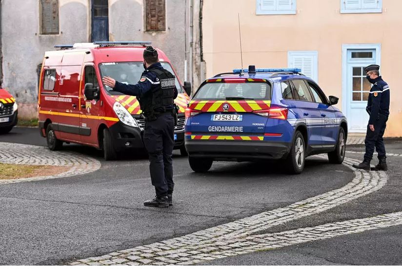Exmilitar decapita a un hombre y lanza su cabeza por la ventana en Francia