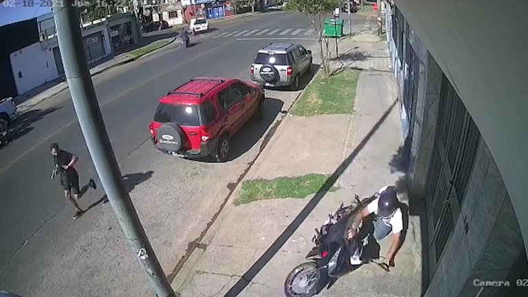 Argentina: Cámaras de seguridad captan cómo un policía mató a un ladrón