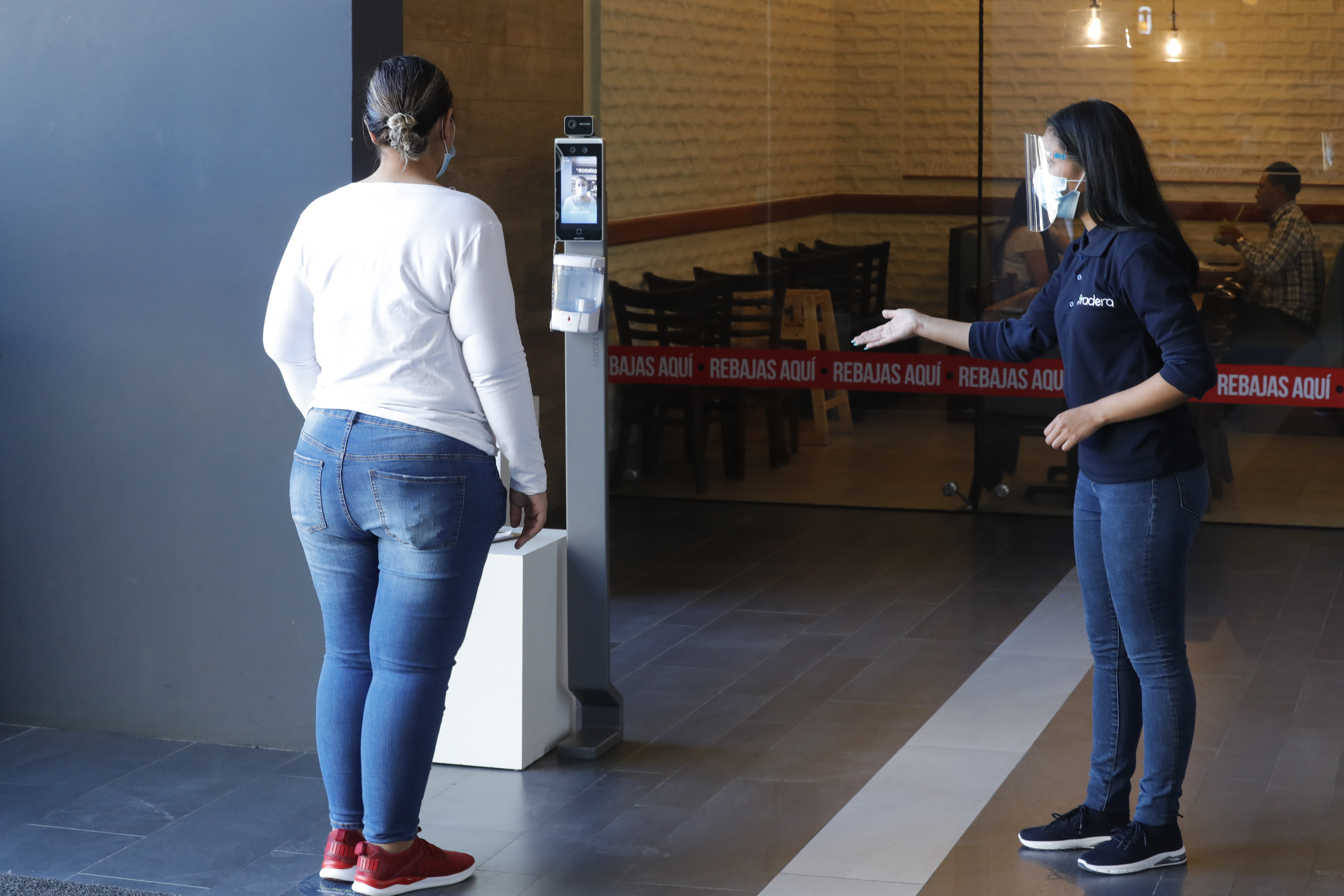 Ejecutivo retirará restricción de horario a centros comerciales ante baja en positividad del coronavirus