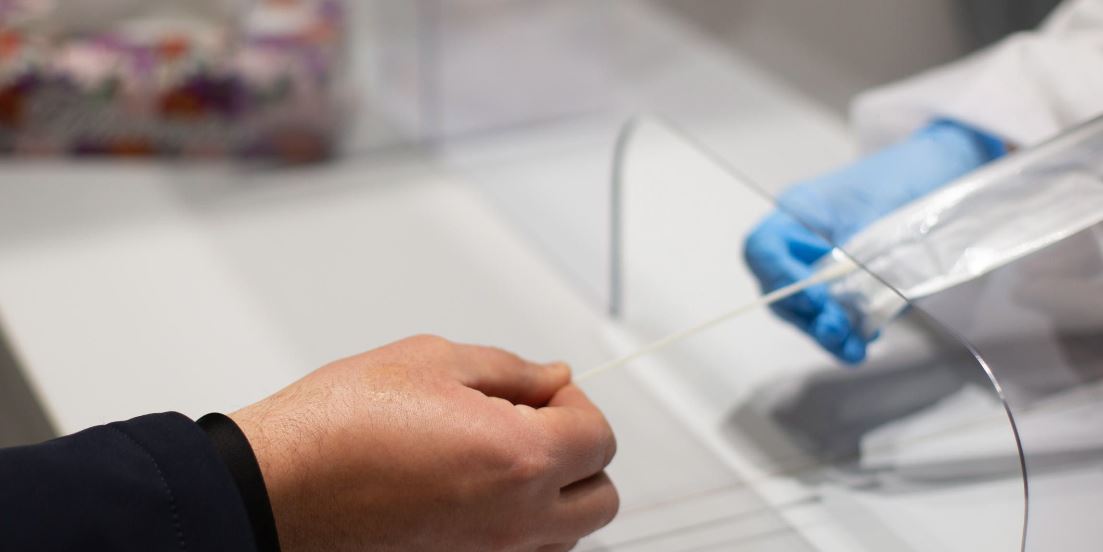 Desde el comienzo de la pandemia más de 102 millones de personas se han contagiado de covid-19. (Foto: EFE)