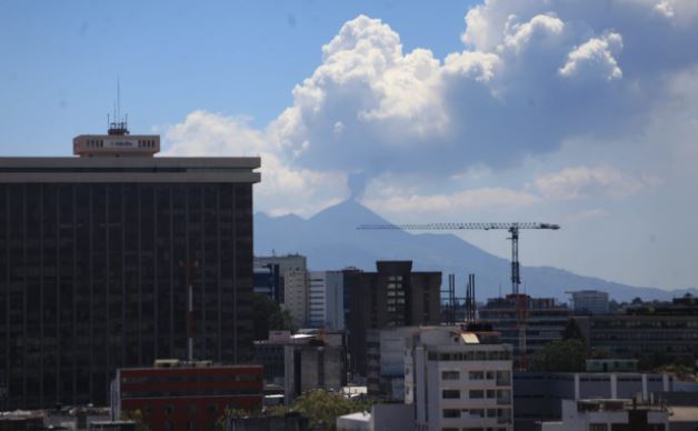 Volcán de Pacaya continúa en actividad con explosiones moderadas y fuertes