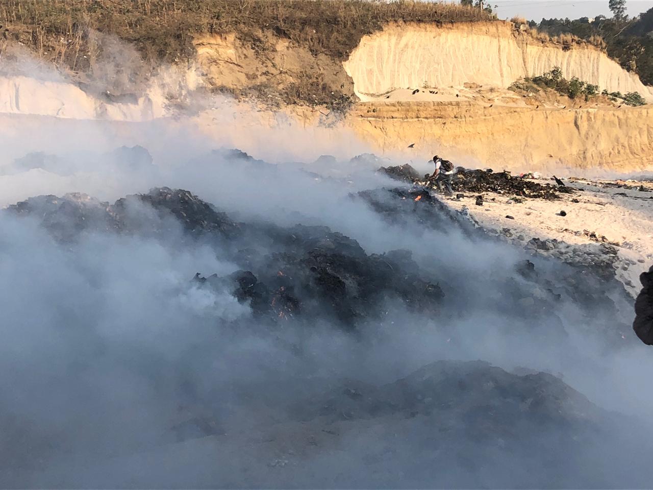 “Sentimos miedo”: los angustiantes relatos de las familias que ven cómo el incendio en el vertedero de Amsa no cesa